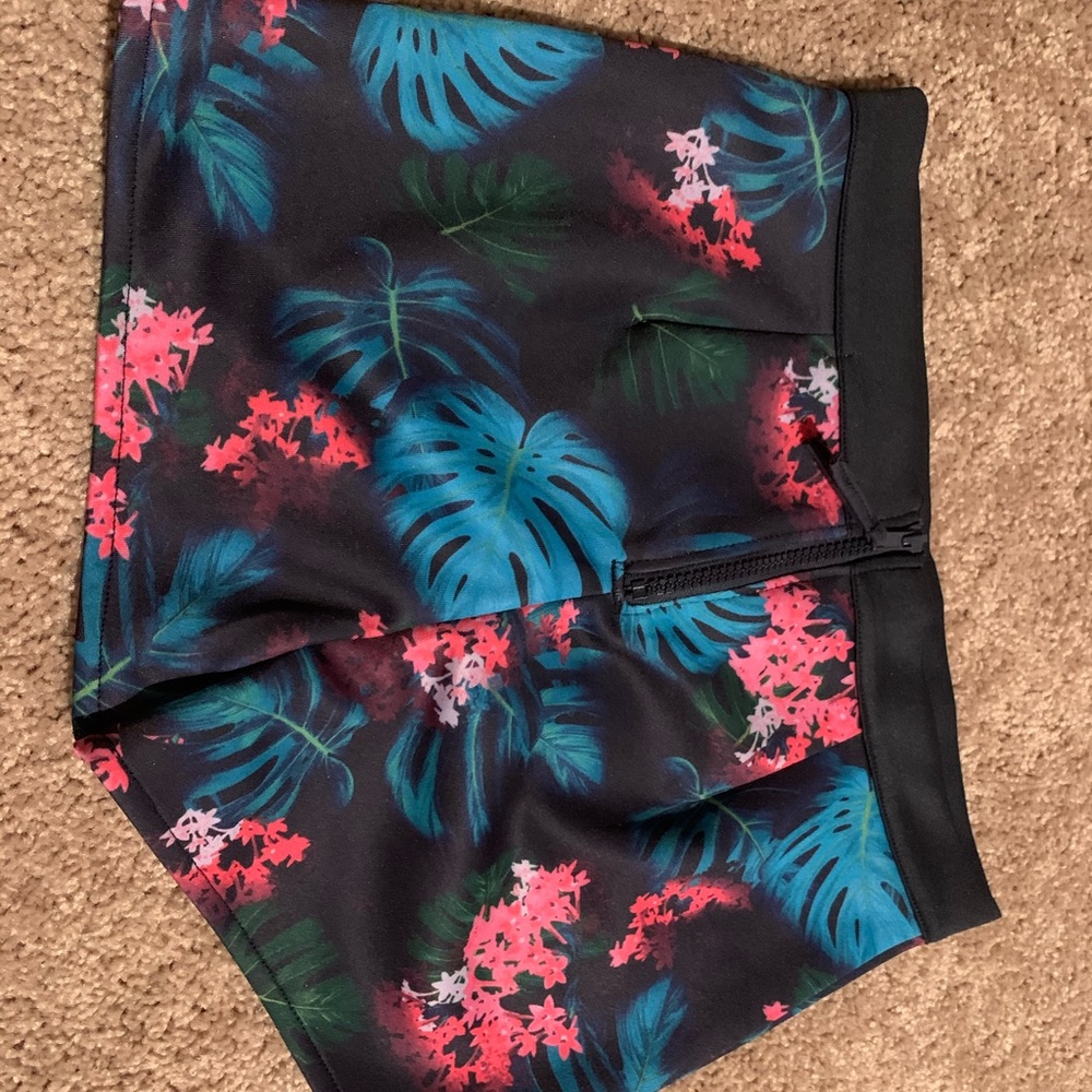 Shorts - Picture 2 of 3